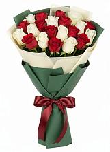 Букет Микс из красных и белых роз в Инжавино