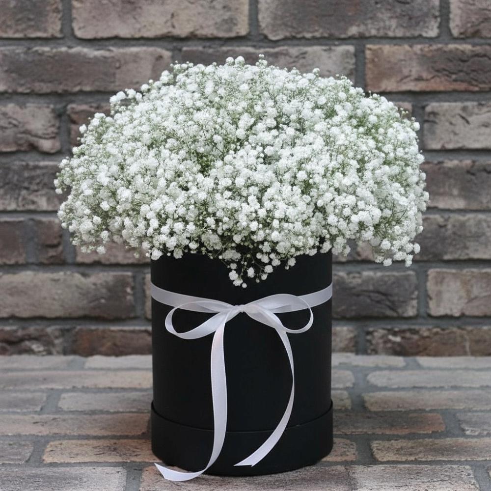 Цветочная композиция из Гипсофила в шляпной коробке в Инжавино