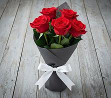 Букет 5 Красных роз Эдлесс Лав в Инжавино