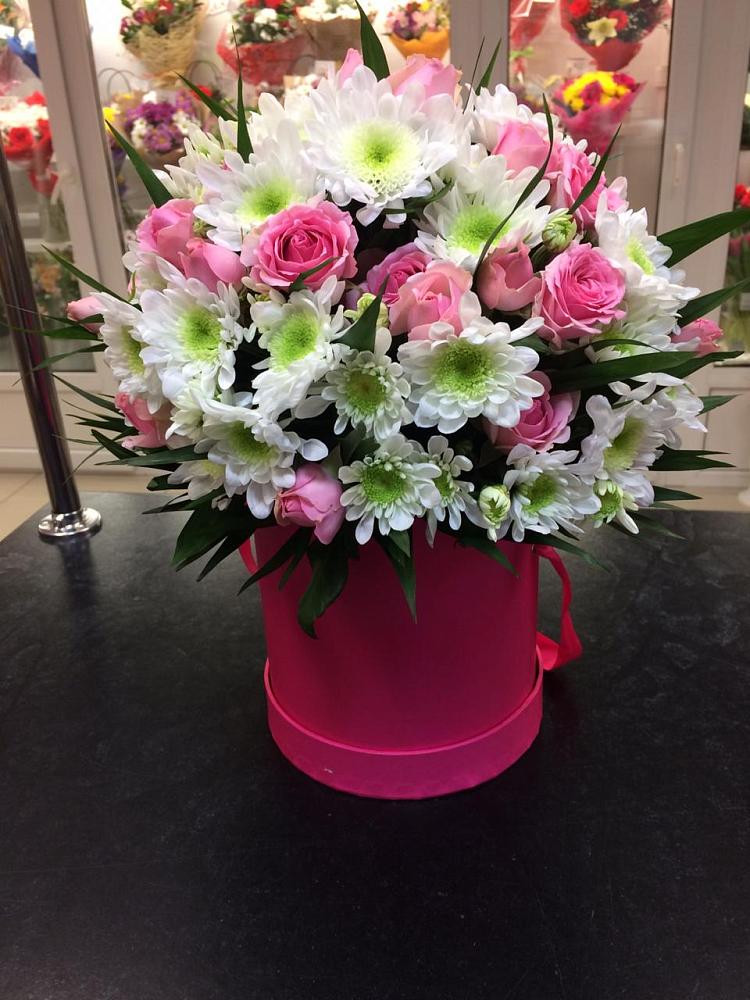 Цветочная композиция из Розы и Хризантемы в шляпной коробке в Инжавино