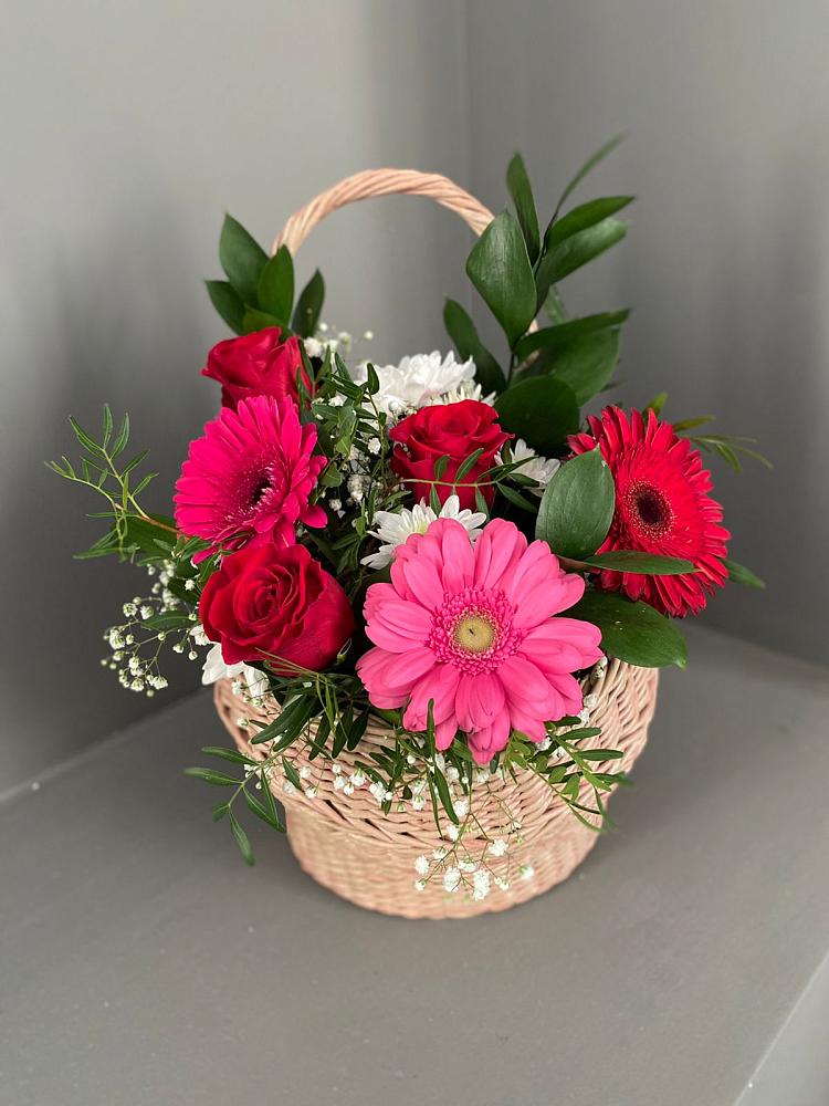 Цветочная композиция из Розы, Хризантемы и Герберы в корзине в Инжавино