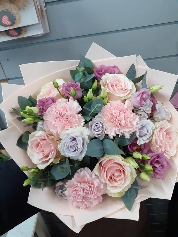 Букет цветов из: Розы, Гвоздики и Лизиантусы в Инжавино