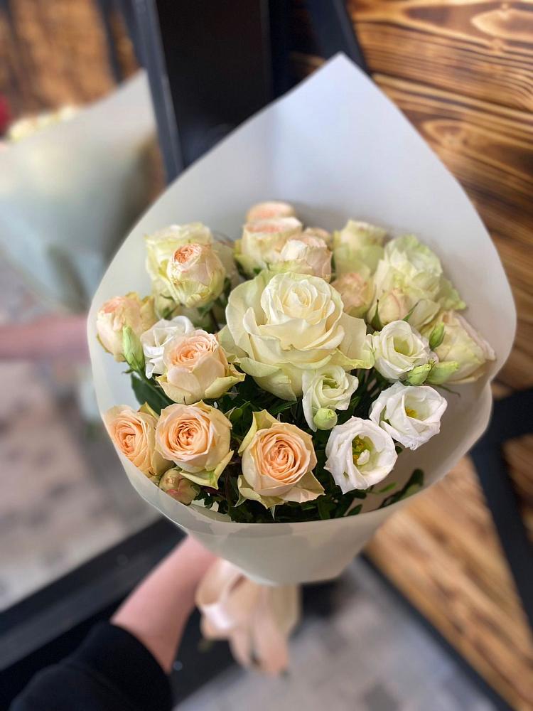 Букет цветов из: Розы и Лизиантусы в Инжавино